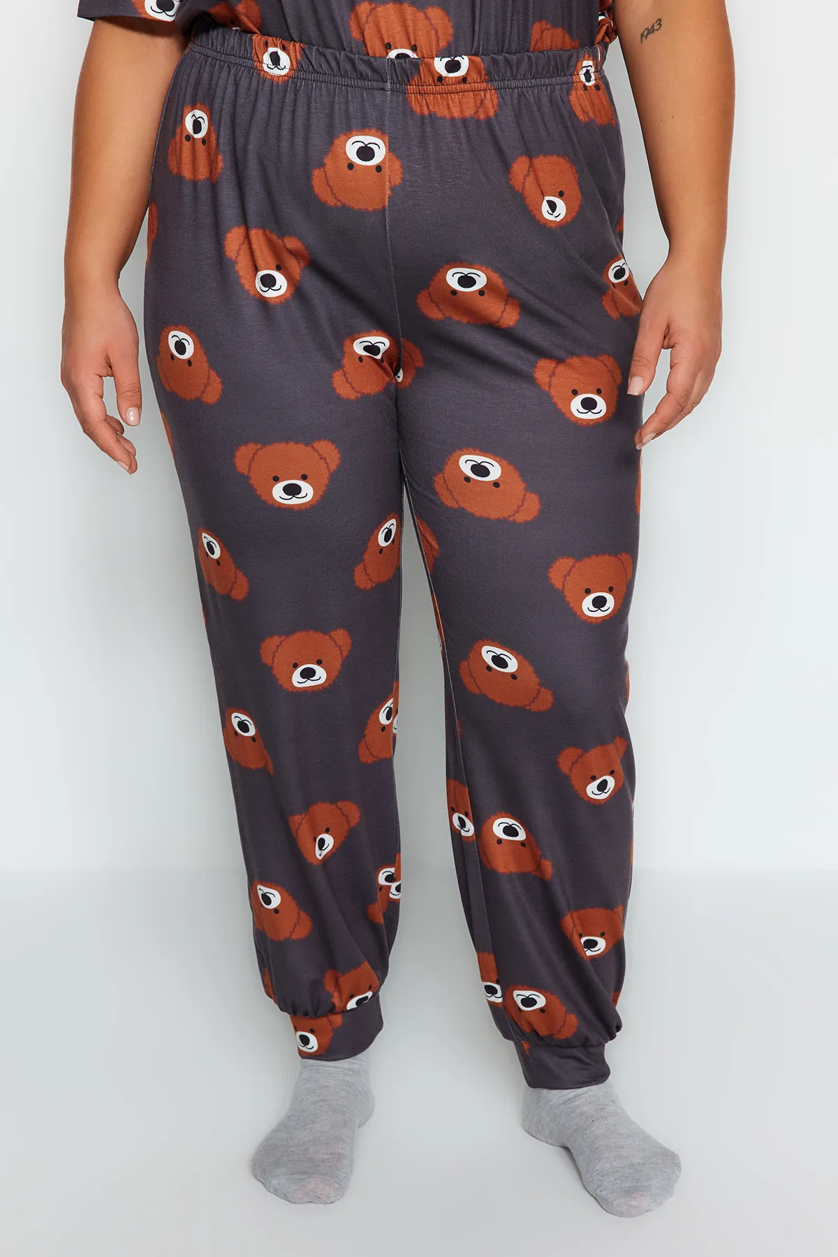 Trendyol Curve  Graues, gestricktes Pyjama-Set mit Teddybär-Muster TBBAW23AI00039