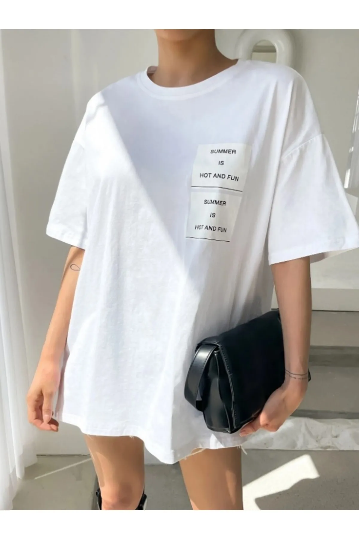 MOONBULL  Übergroßes weißes „Hot And Fun“-T-Shirt mit Aufdruck