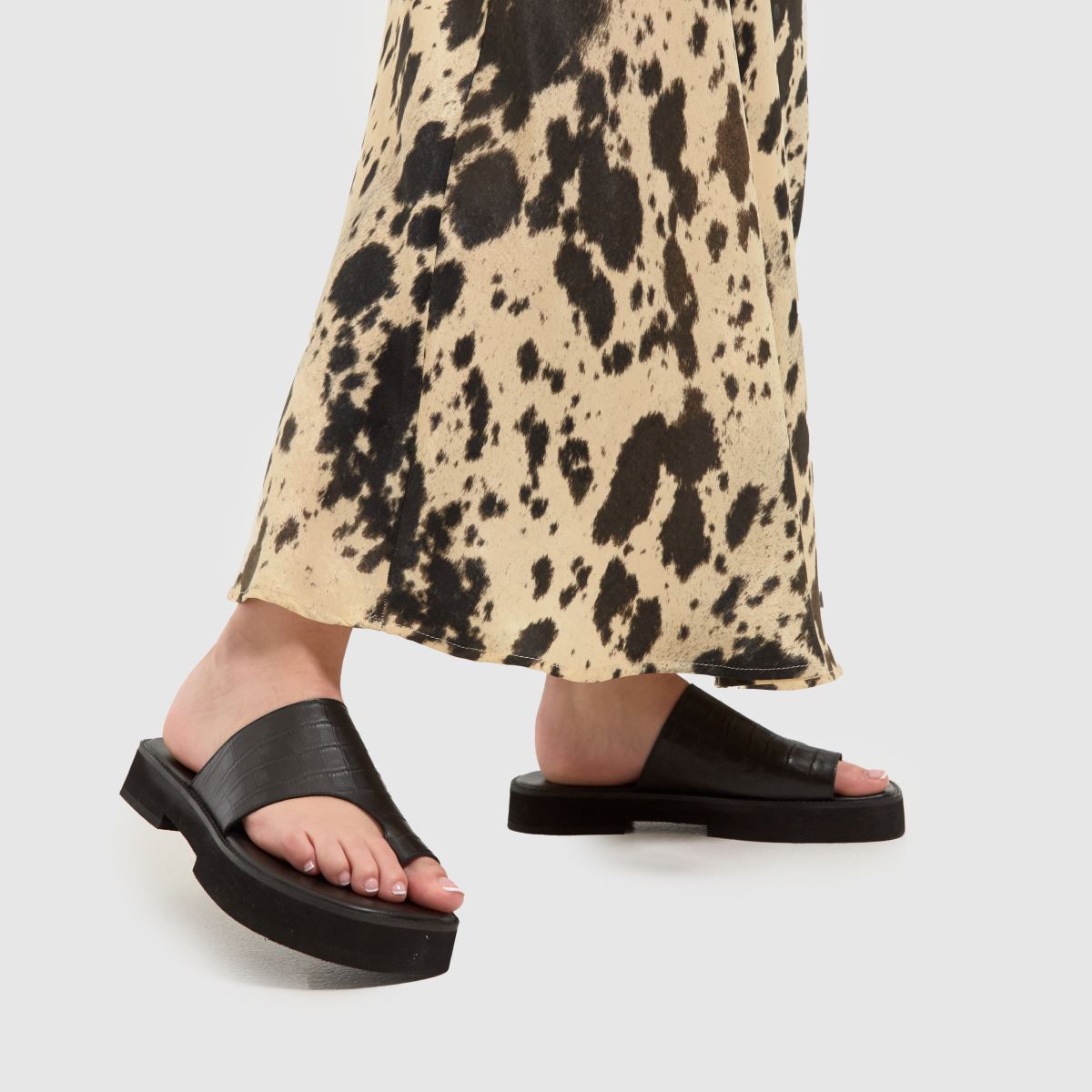 Schuh Tori vastag krokodilbőr szandál fekete színben