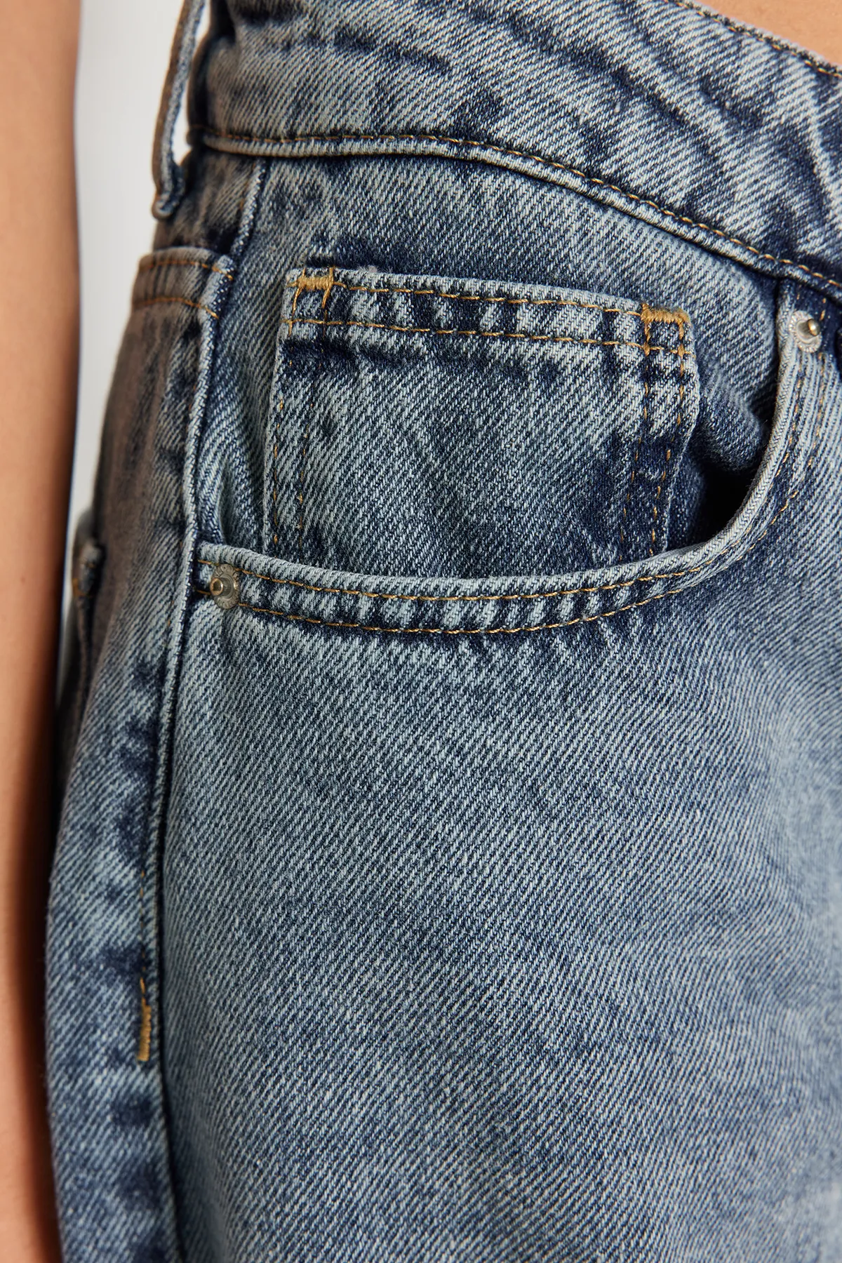 Trendyol Collection  Blaue Skater-Jeans mit niedriger Taille TWOSS24JE00038