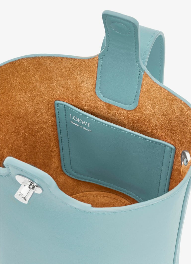 LOEWE Pebble Bucket Mini plecu soma no teļādas