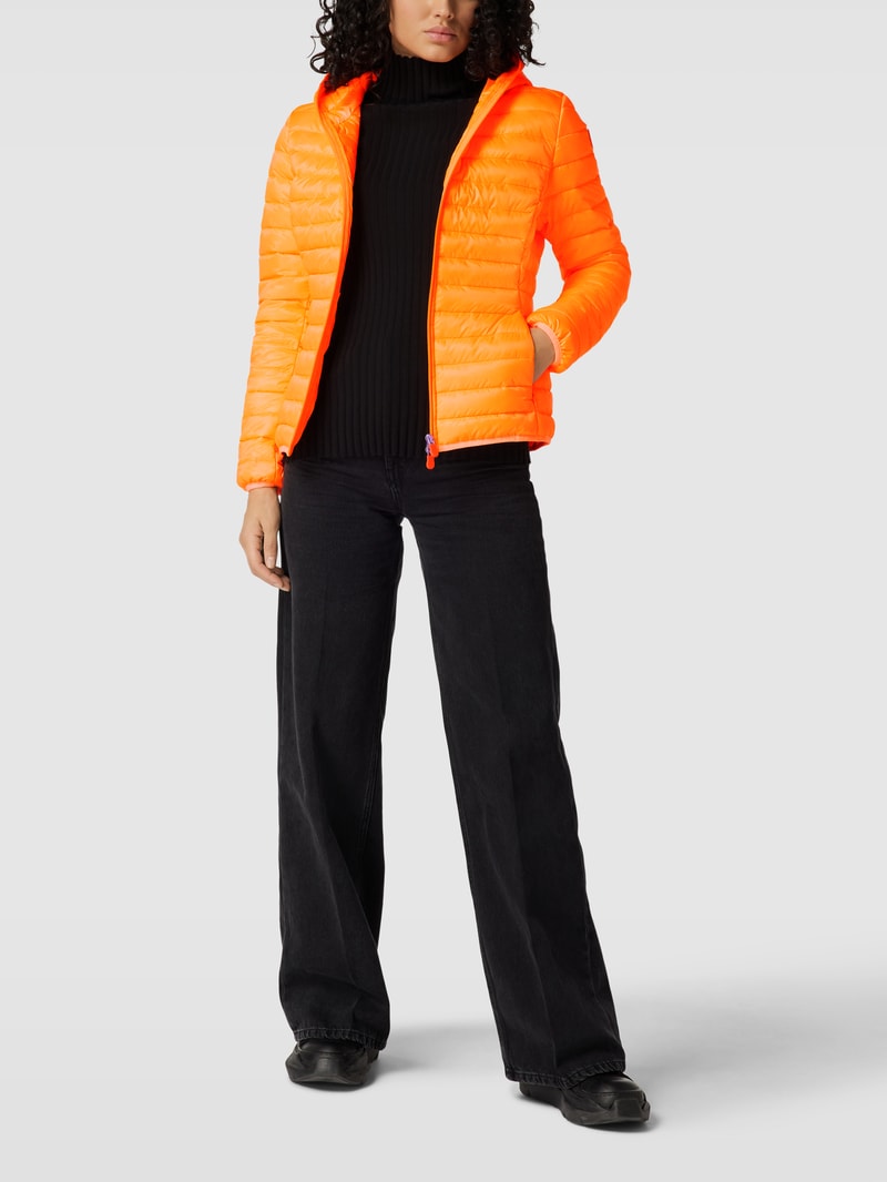 Steppjacke mit Label-Patch Modell 'KYLA' in neon orange
