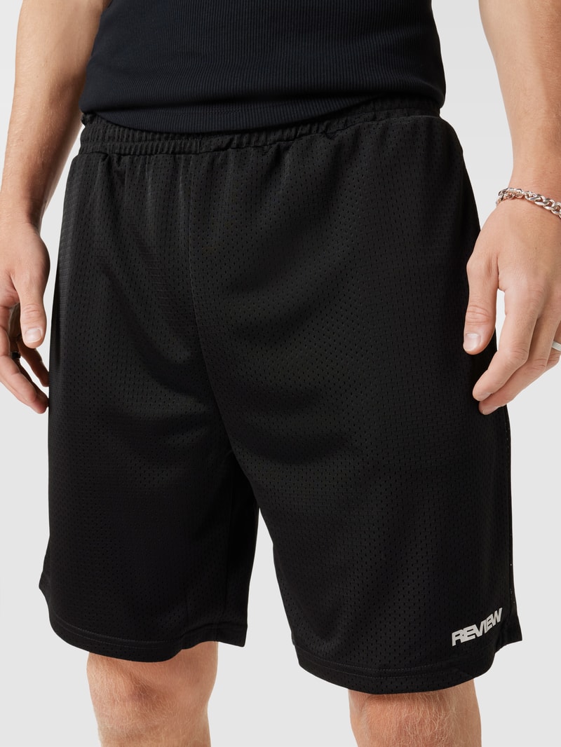 Shorts mit Lochmuster in schwarz