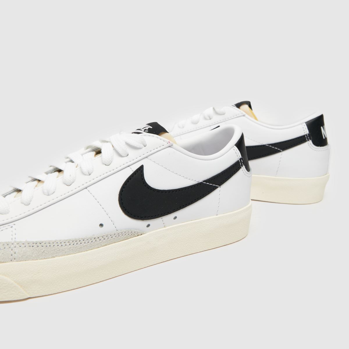 Nike Blazer Low cipők fehér és fekete színben