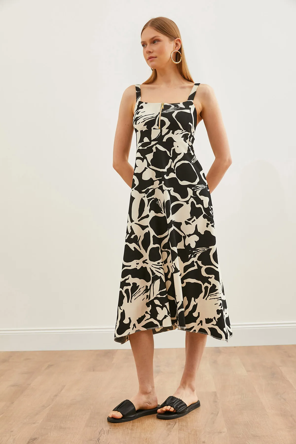 Olalook  Schwarz-weißes Strickkleid mit Muster und Reißverschluss für Damen ELB-19000615