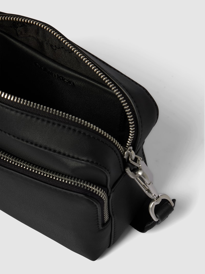 Umhängetasche mit Label-Applikation Modell 'CAMERA BAG' in schwarz
