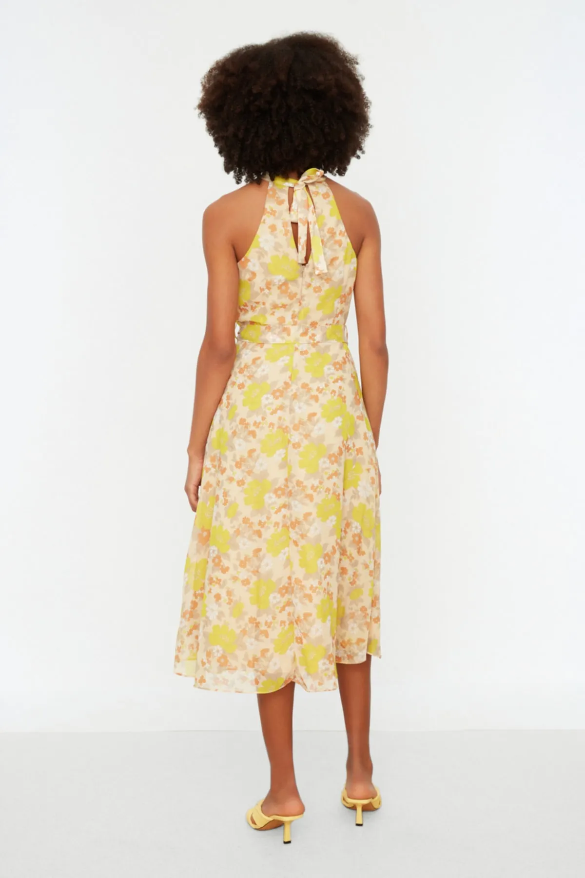 Trendyol Collection  Gelbes, ärmelloses, gewebtes Kleid in A-Linie mit Gürtel und Neckholder und Blumendruck TWOSS20EL2536