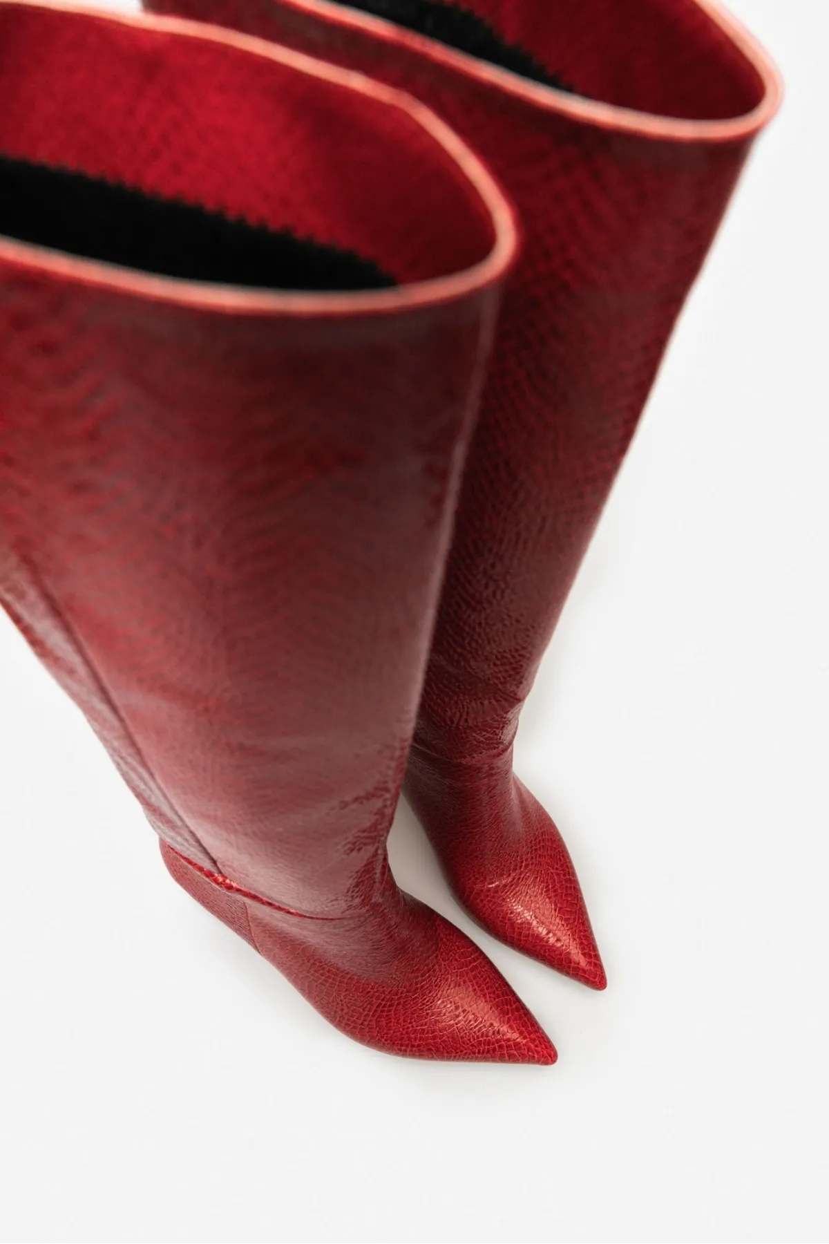 NİŞANTAŞI SHOES  Briar Red gemusterte Damenstiefel aus Lackleder mit spitzer Zehenpartie und Absatz