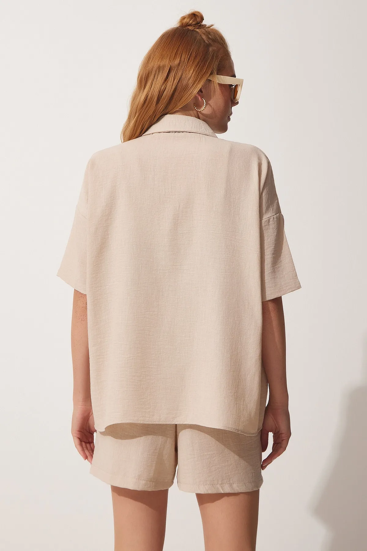 Happiness İstanbul  Beiges Sommer-Set aus Leinenhemd und Shorts für Damen CI00082