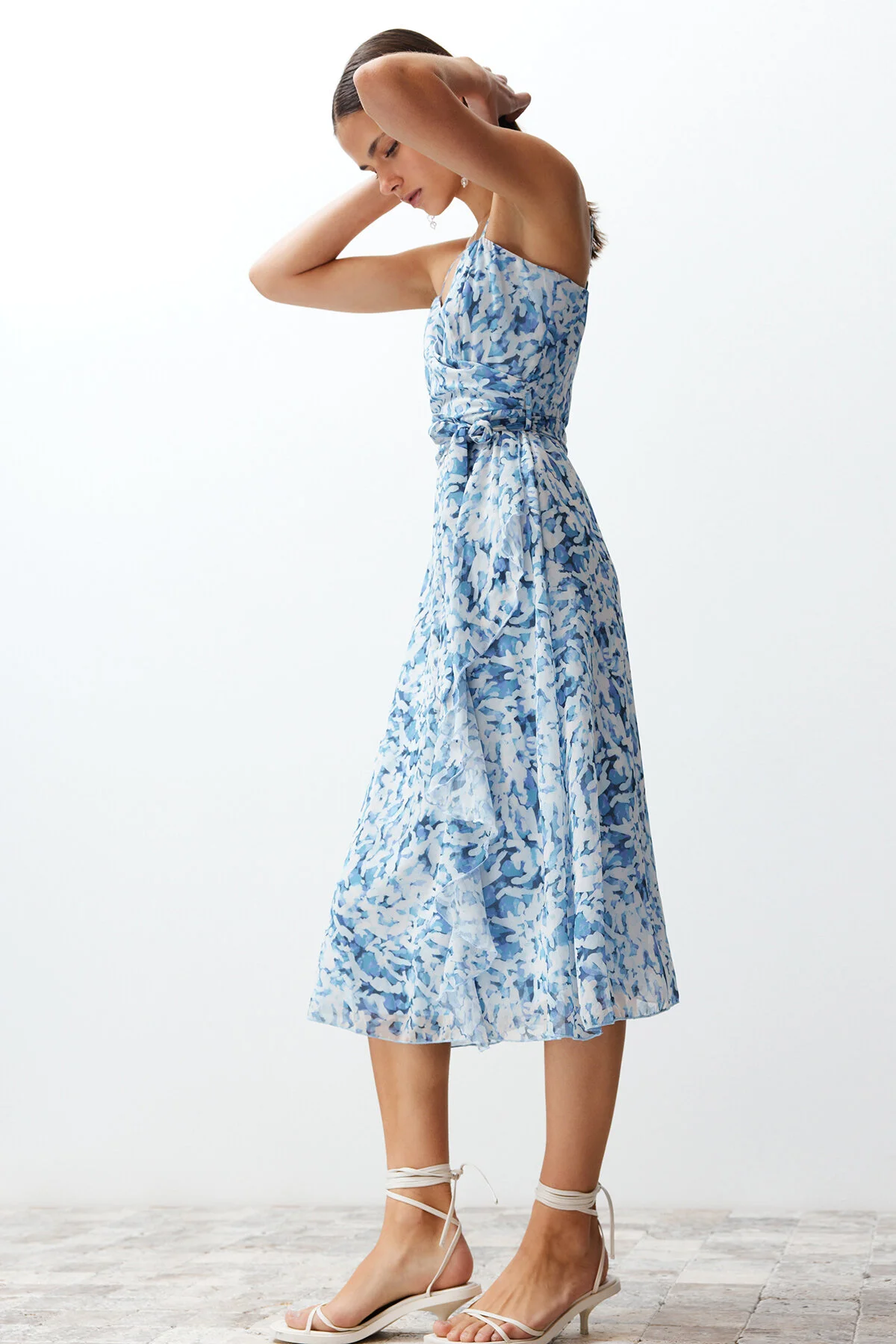 Trendyol Collection  Blauer Rock mit Tiermuster, Volants, Chiffon-gefüttertes Midi-Webkleid TWOSS24EL00536