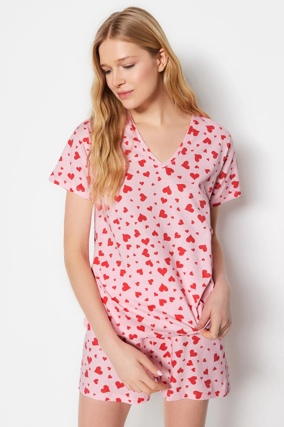 Trendyol Collection  Rosa gestricktes Pyjama-Set mit T-Shirt und Shorts aus 100 % Baumwolle mit Herzmuster THMSS23PT00013