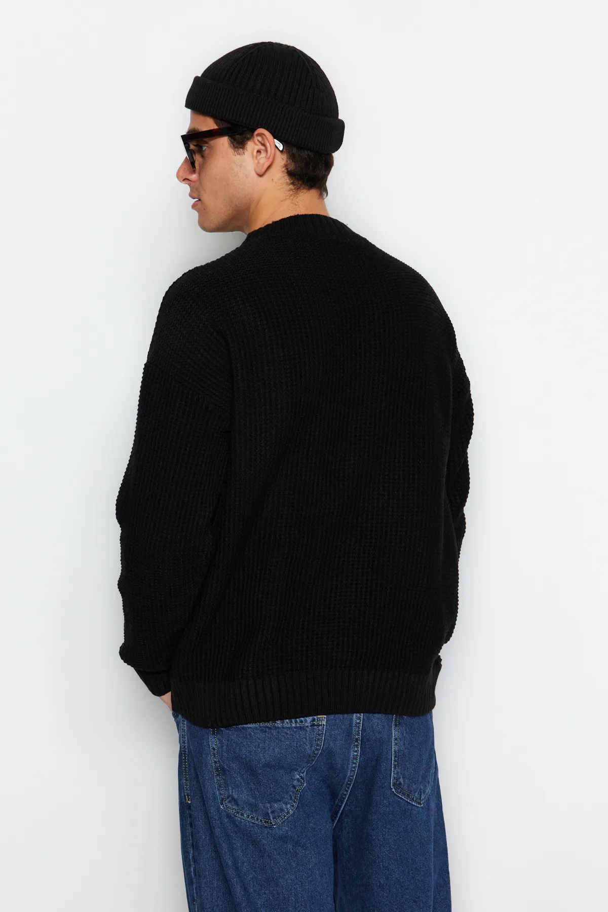 Trendyol Collection  Schwarzer Strickpullover mit Rundhalsausschnitt und bestickter Oversize-Passform, weiter Passform TMNAW24KZ00032