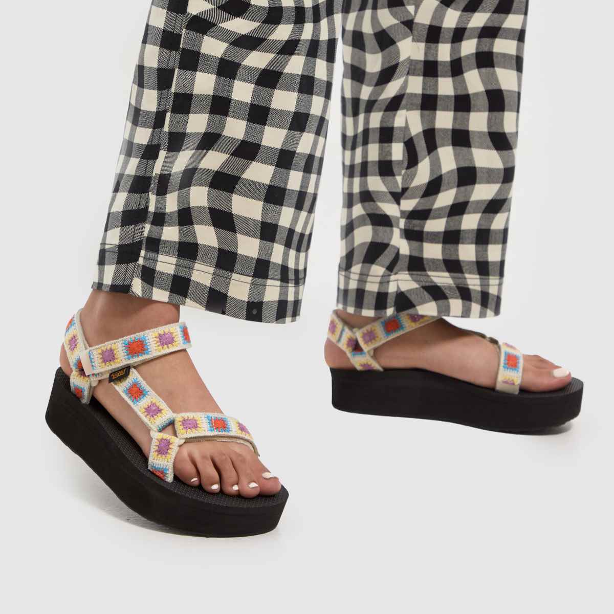 Teva – Universalsandaler med plattform i flera färger