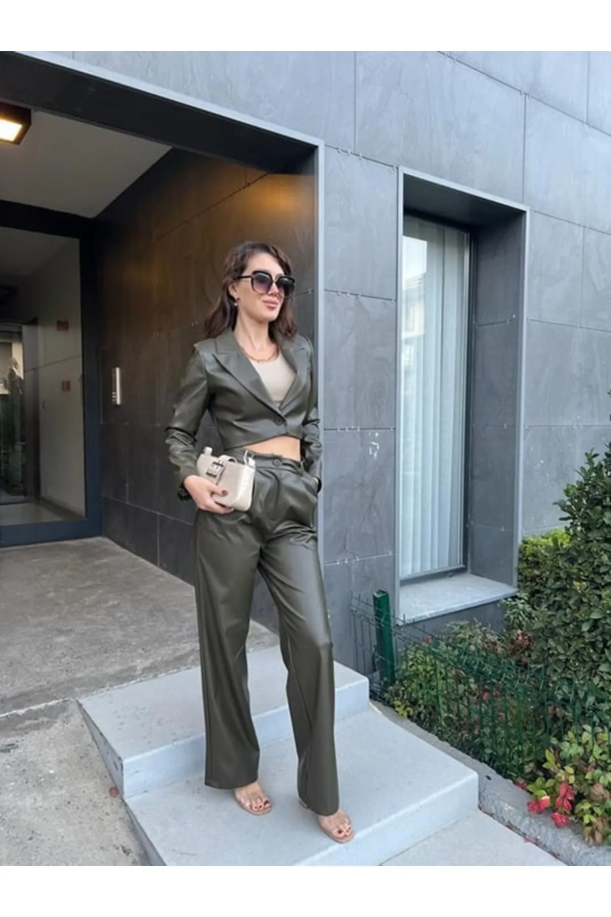 My Blog  Khakifarbenes, kurz geschnittenes Leder-Blazer-, Jacken- und Hose-Set mit einem Knopf