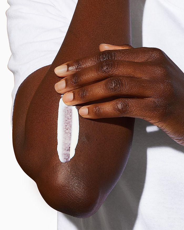 Crème solaire hydratante et légère à large spectre FPS 30 pour le visage et le corps. Mélange hybride de filtres solaires qui absorbe et réfléchit les rayons nocifs du soleil.