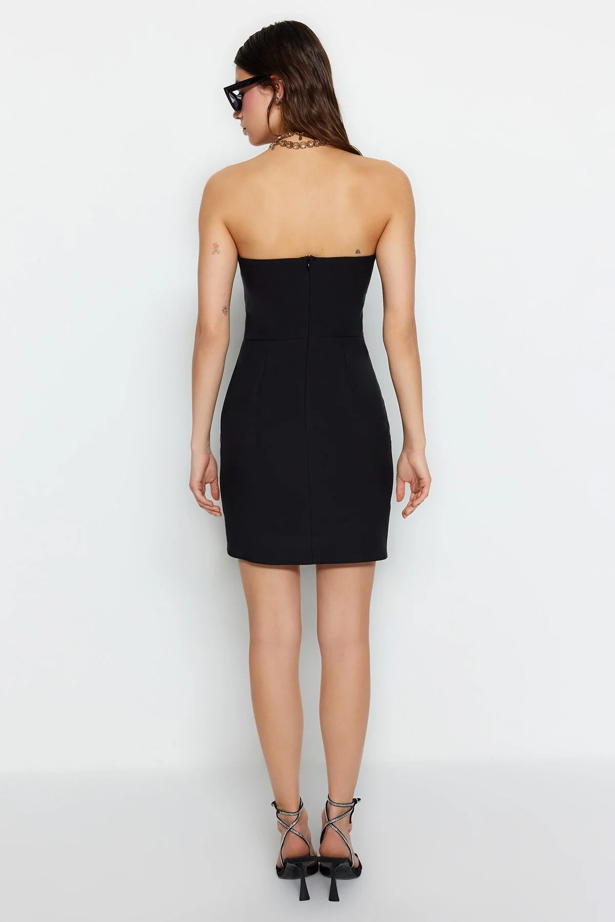 Trendyol Collection  Schwarzes, steinbedrucktes, trägerloses, elegantes Mini-Abendkleid TPRSS23EL00577