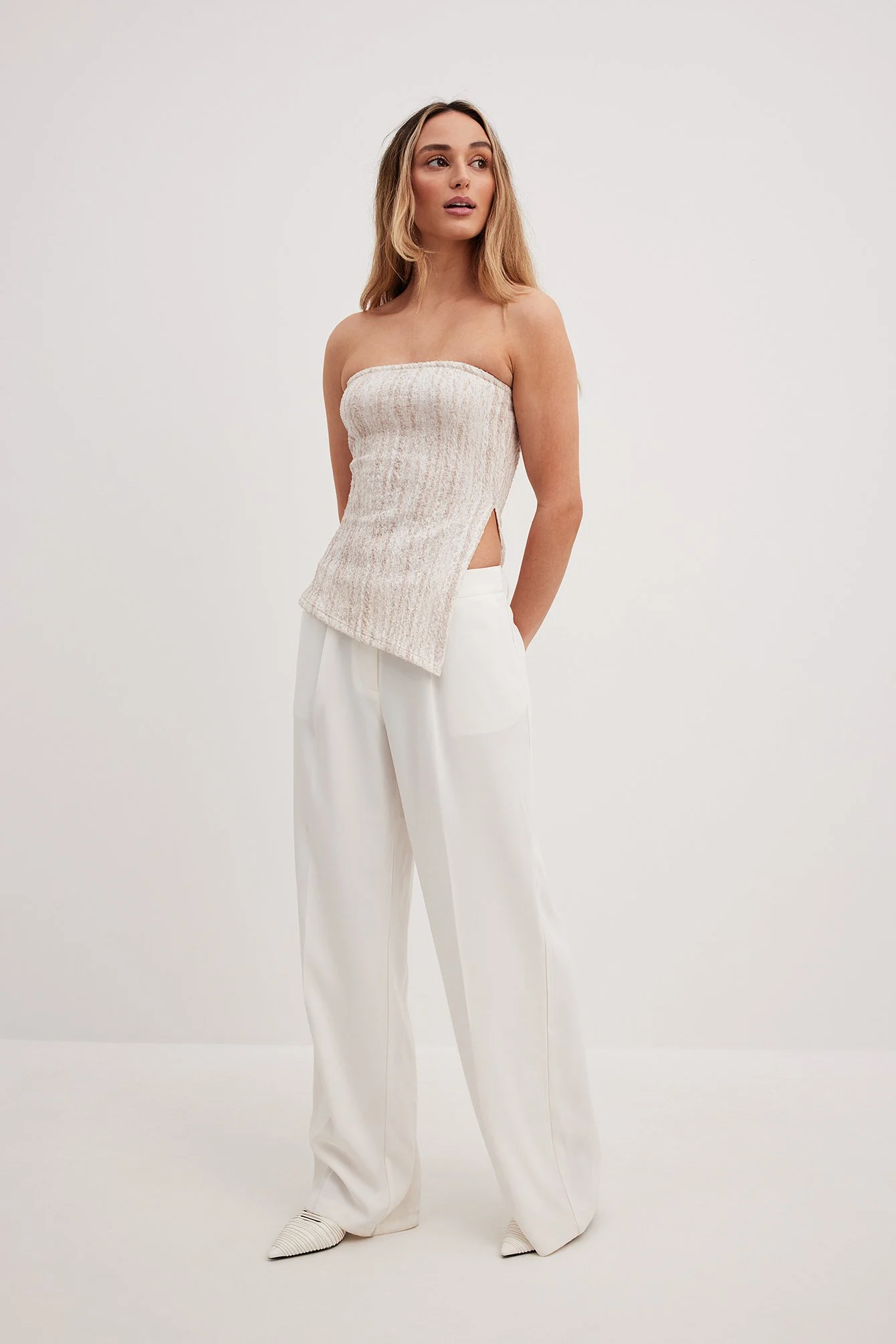 Strukturiertes Tube-Top mit Schlitzdetail