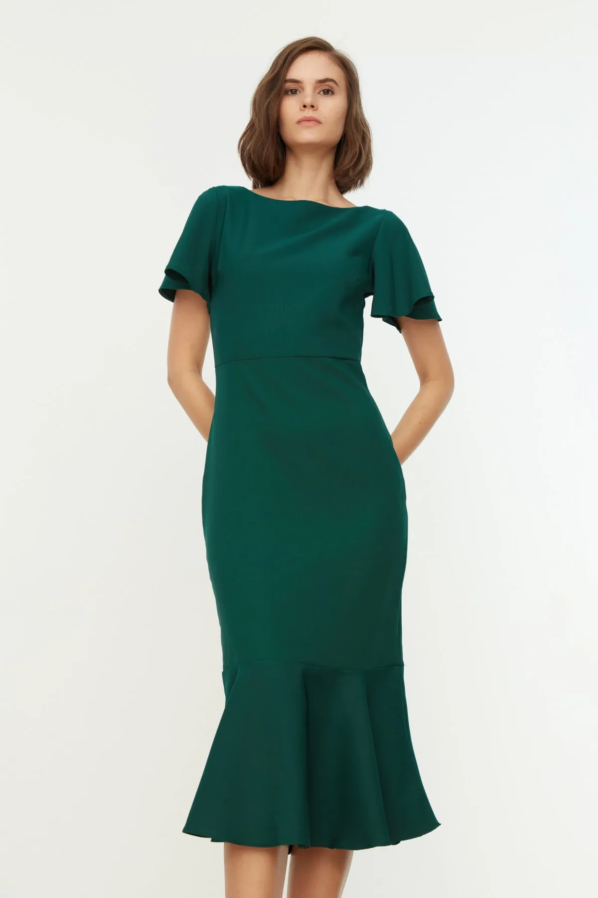 Trendyol Collection  Grünes, figurbetontes Volant-Midikleid aus Webstoff TWOSS20EL1342