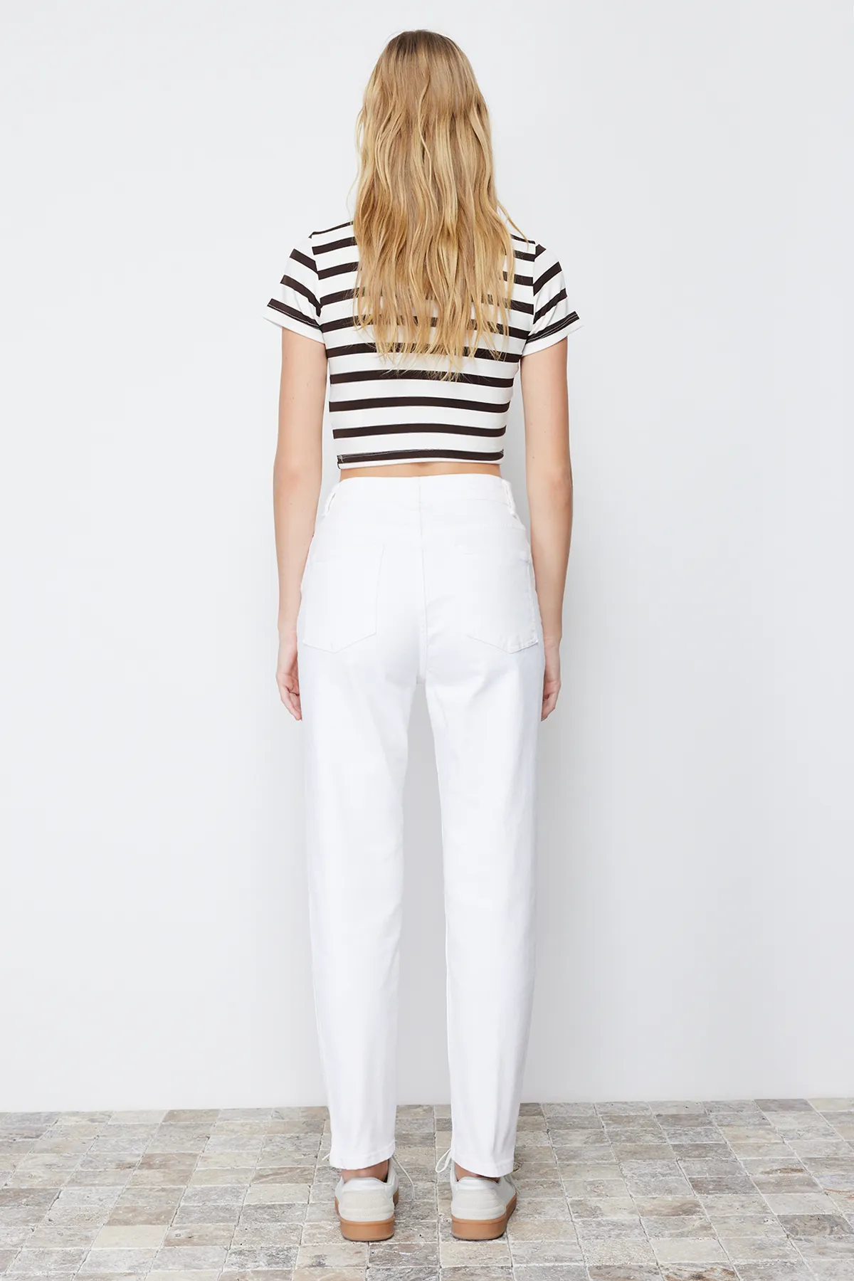 Trendyol Collection  Weiße, nachhaltigere Mom-Jeans mit hoher Taille TWOSS24JE00122