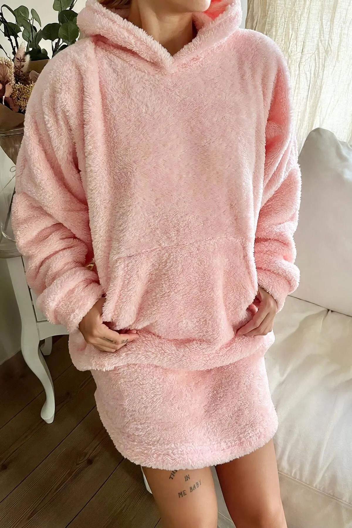 Pijamaevi  Lachsfarbener, übergroßer Sweat-Poncho-Pyjama mit Kapuze und vollem Plüsch