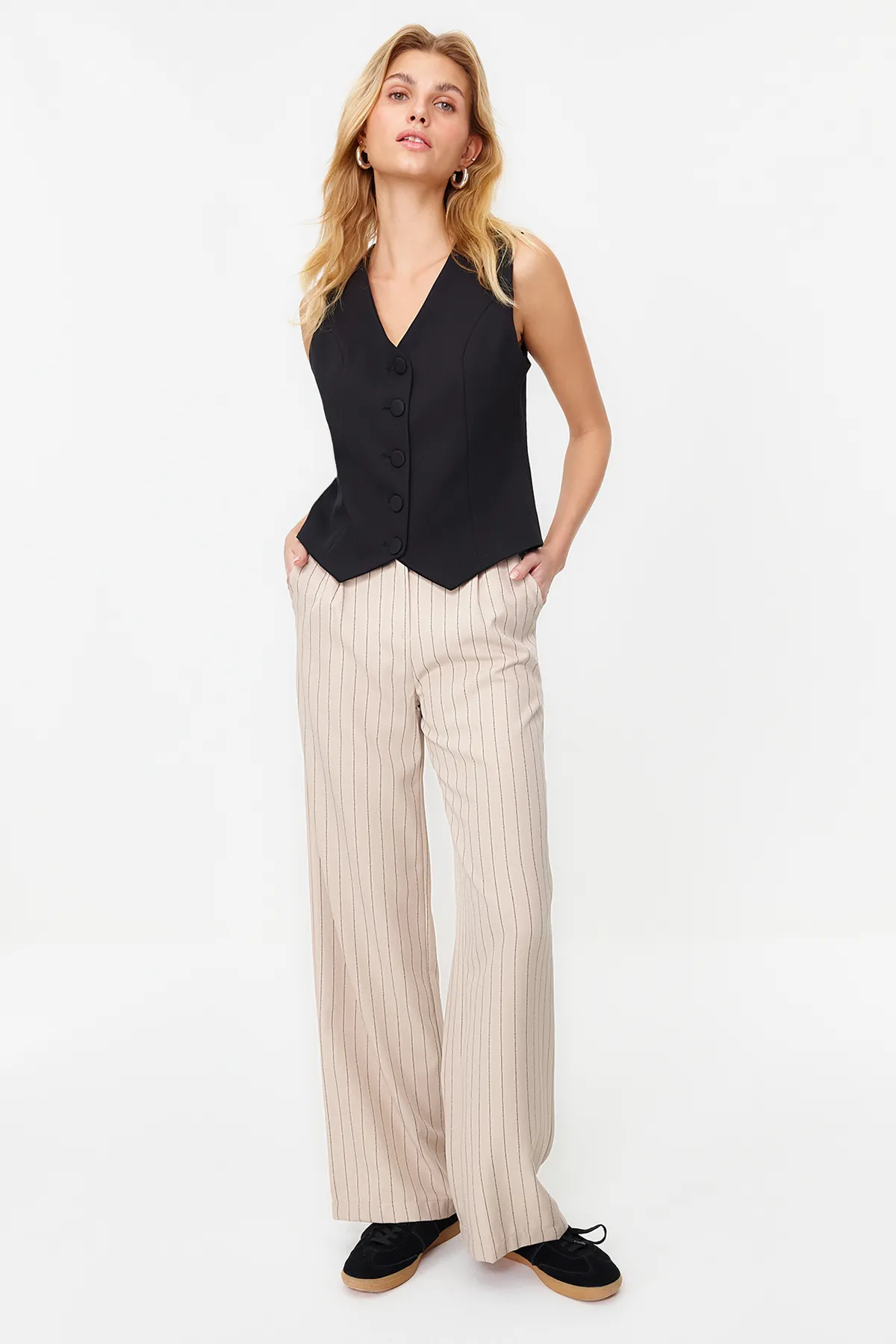 Trendyol Collection  Beigefarbene, gestreifte Webhose mit weitem Bein und hoher Taille TWOSS22PL0100