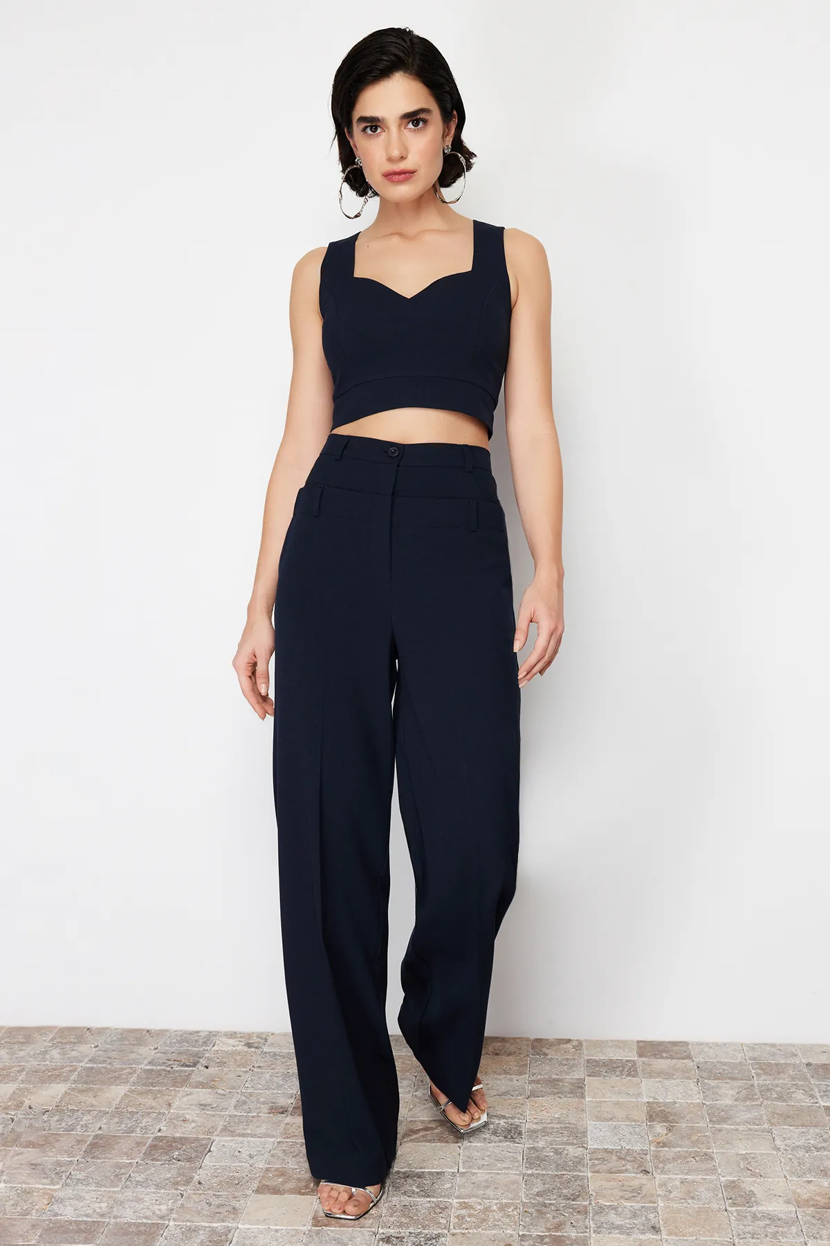 Trendyol Collection  Marineblaue gerade/gerade geschnittene Polyviscon-Taillen-Webhose mit detaillierten Details TWOSS24PL00078