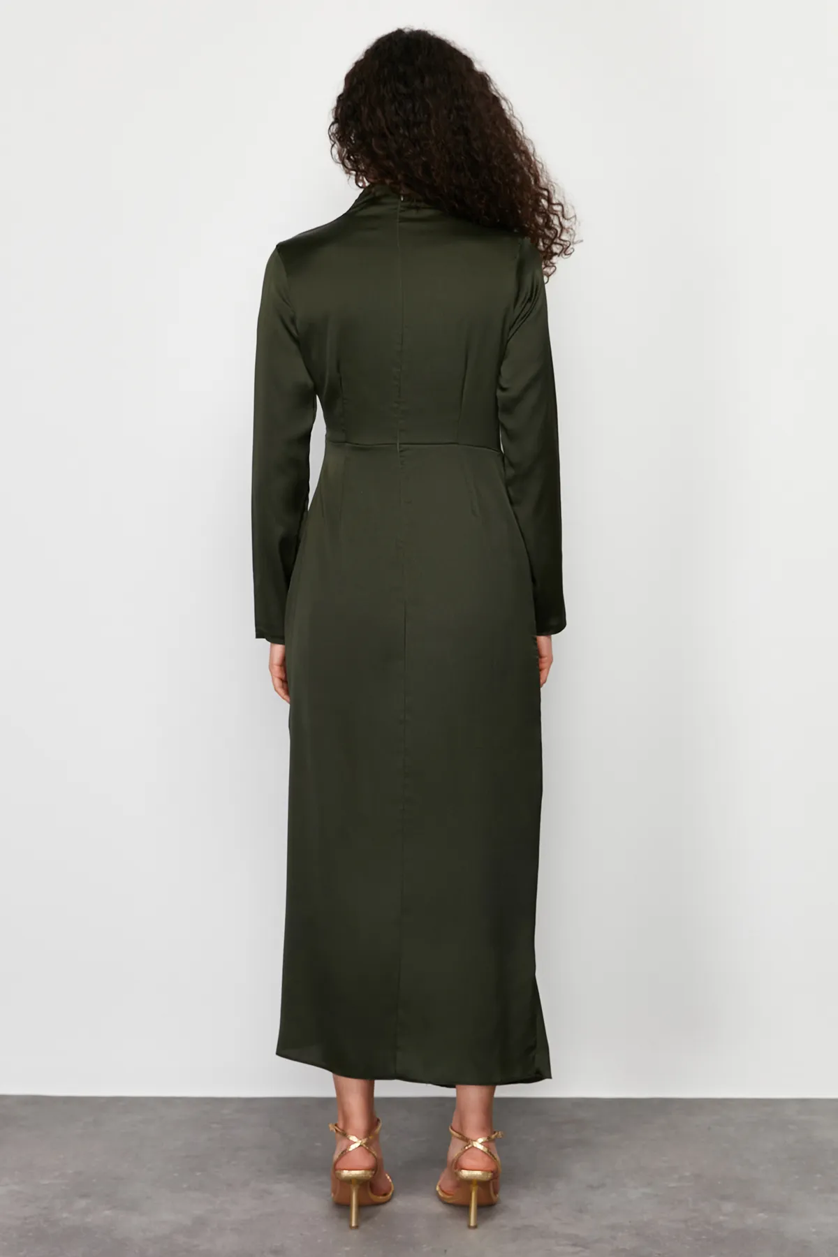 Trendyol Modest  Khakifarbenes Abendkleid aus gewebtem Satin mit Raffungen TCTSS24DB00037