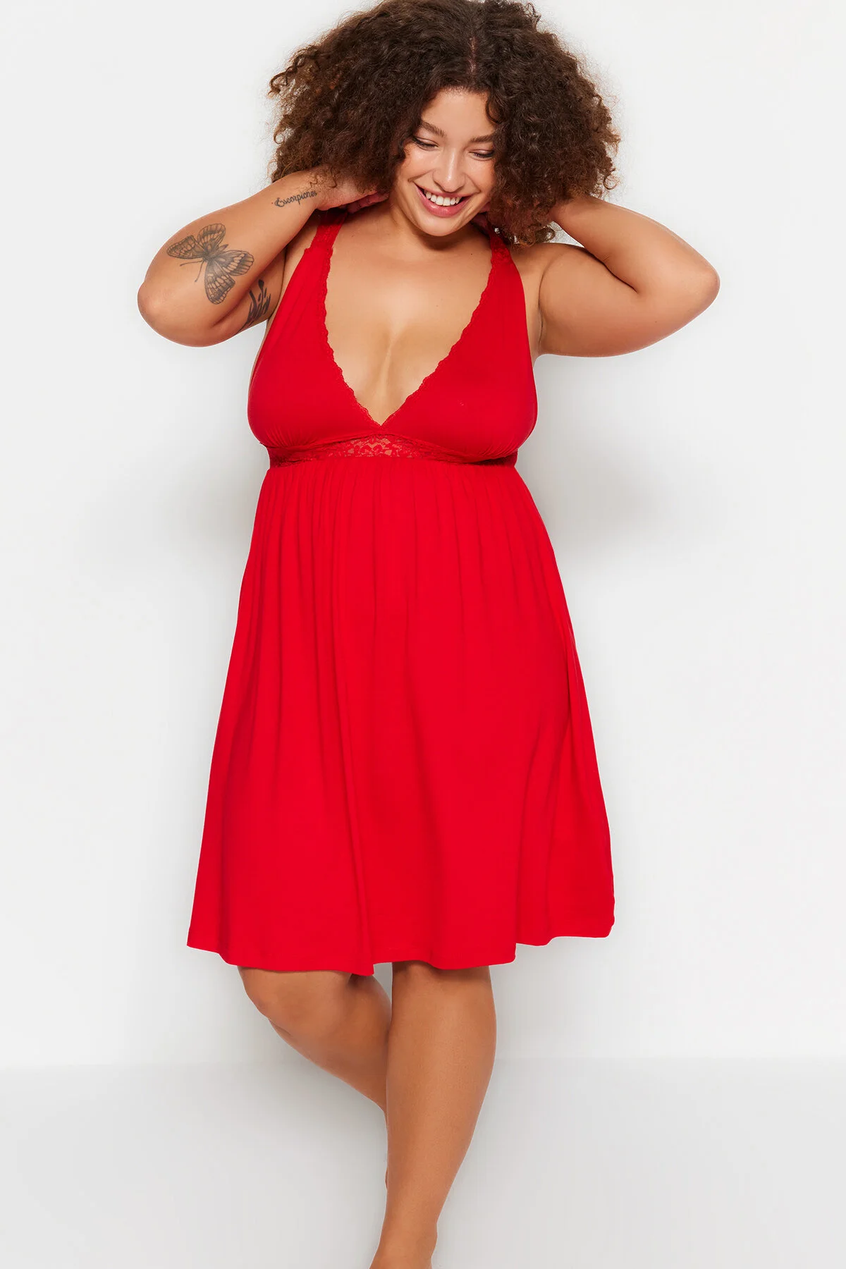 Trendyol Curve  Gestricktes Nachthemd mit roten Spitzendetails TBBAW23CH00000