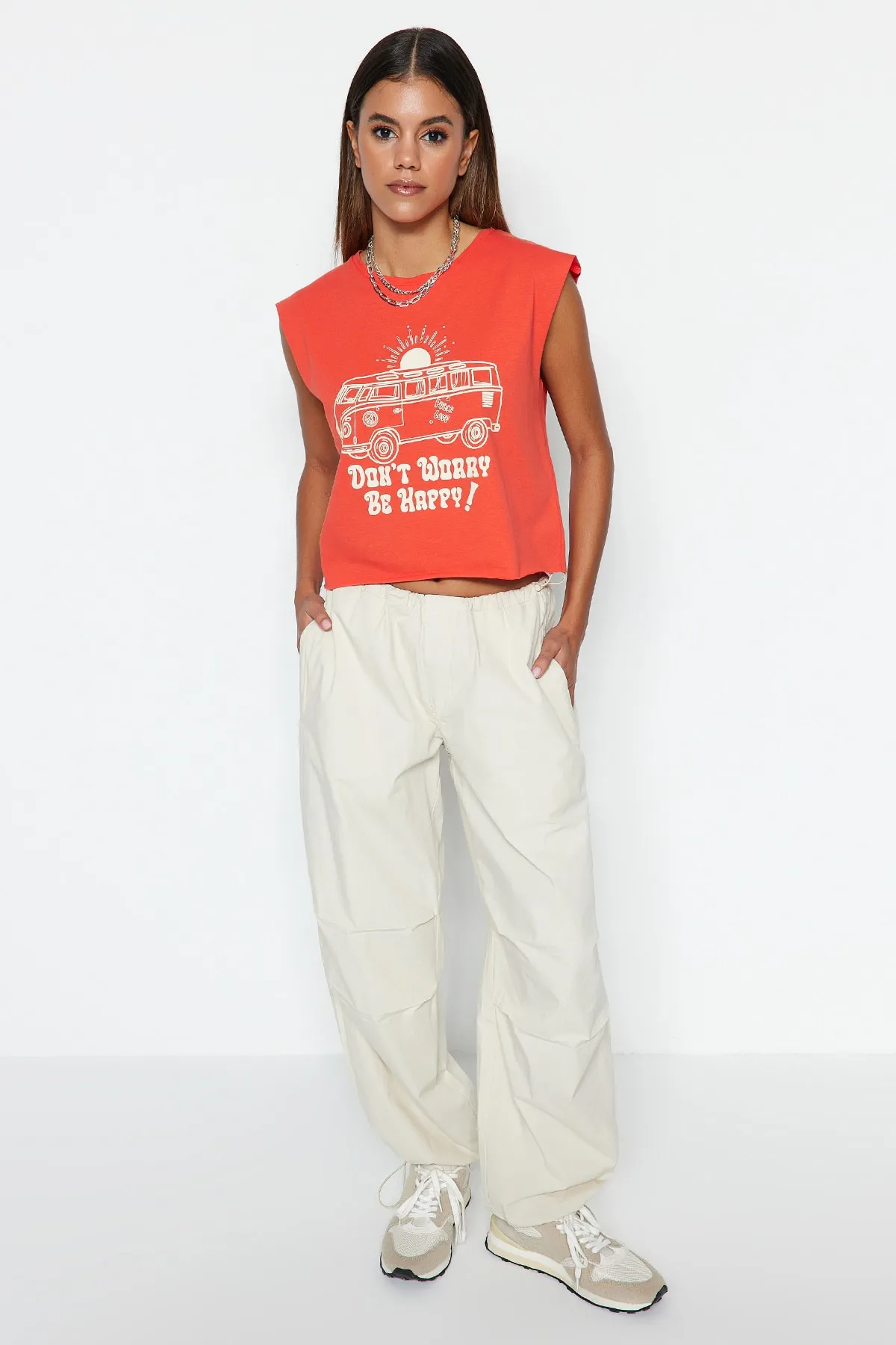 Trendyol Collection  Rotes, bedrucktes, ärmelloses, kurz geschnittenes Strick-T-Shirt aus 100 % Baumwolle mit Rundhalsausschnitt TWOSS23TS00122