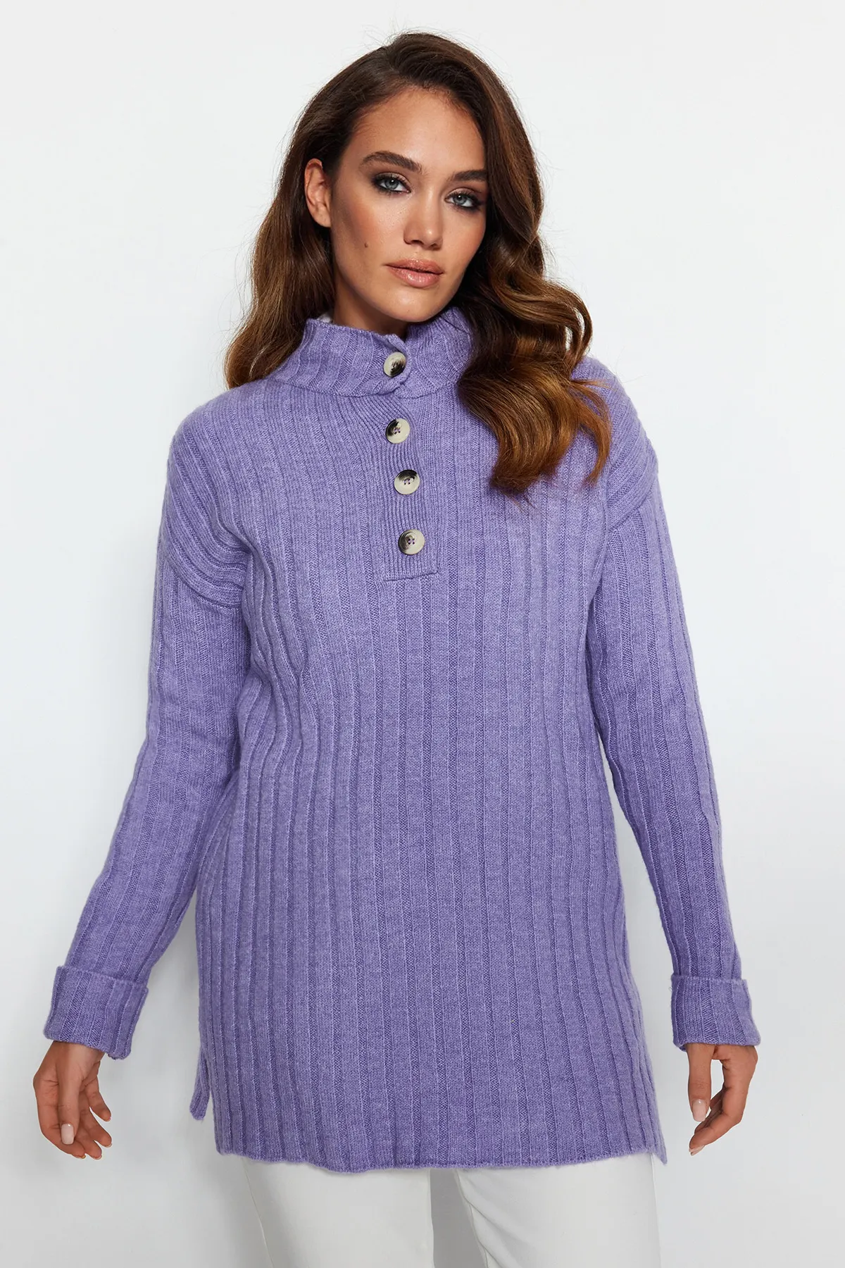 Trendyol Modest  Gerippter Strickpullover mit lilafarbenem Kragen und Knöpfen TCTAW23AK00035