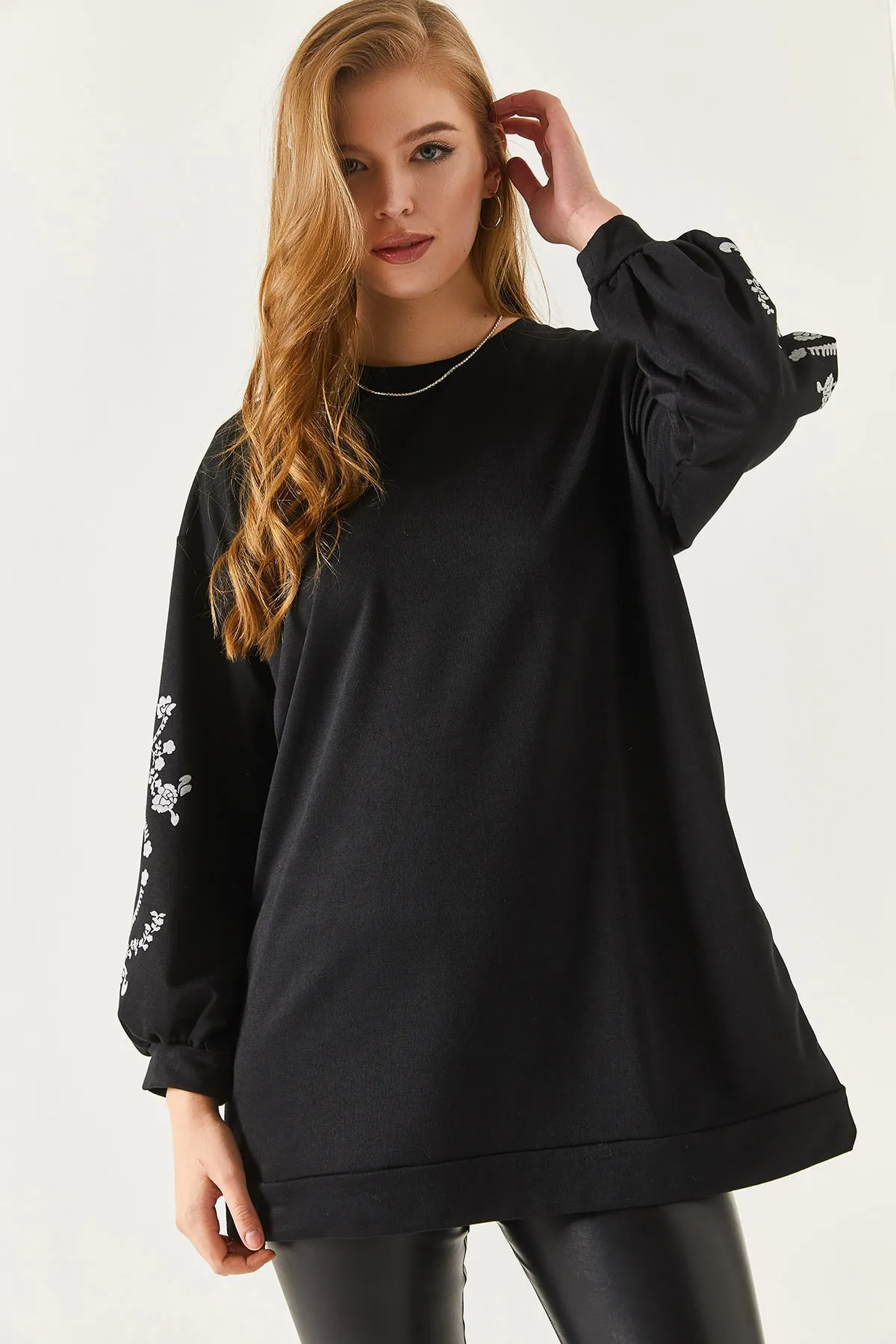 armonika  Schwarzes Damen-Sweatshirt mit Rundhalsausschnitt und geprägten Ärmeln ARM-21K024033