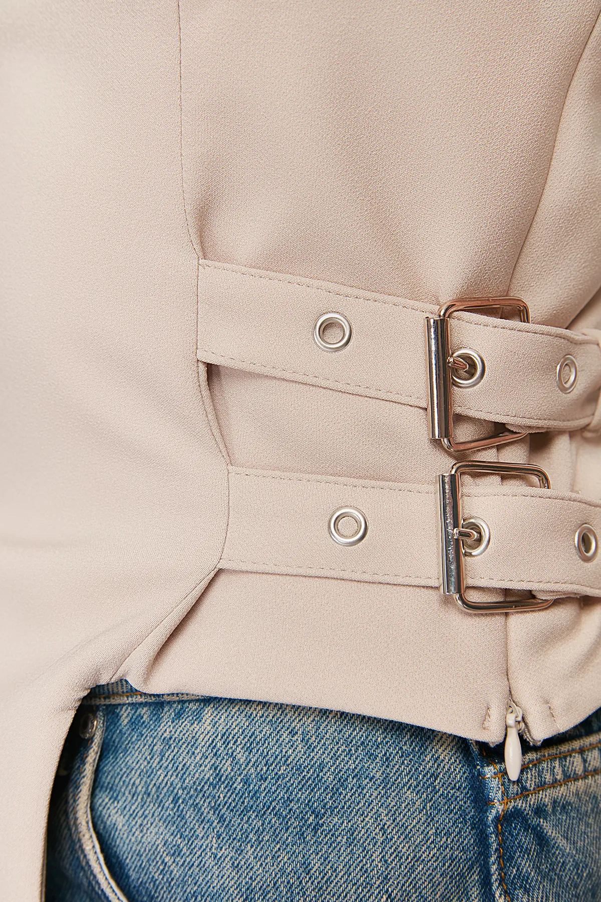 Trendyol Collection  Nerzfarbene, trägerlose, taillierte, gewebte Bluse mit Gürtelschnallendetail TWOSS24BZ00349