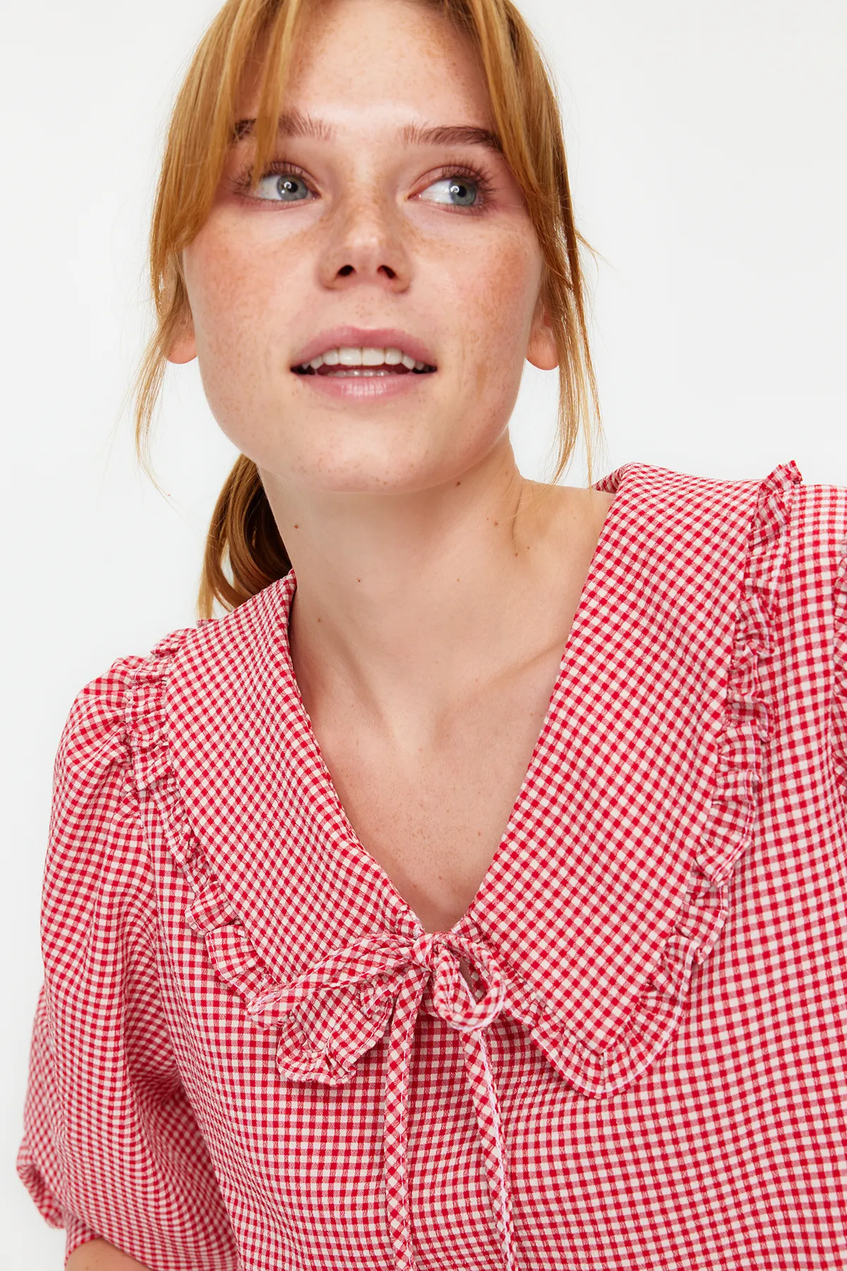 Trendyol Collection  Karierte, gewebte Bluse mit rotem Kragen und detailliertem Kragen TWOAW22BZ0097
