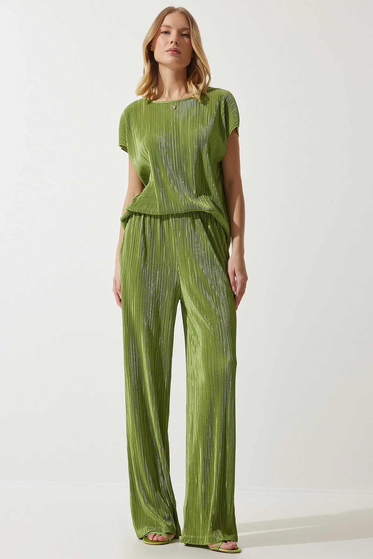 Happiness İstanbul  Bequemes Pistaziengrünes Plissee-Bluse-Hosen-Set für Damen MC00283
