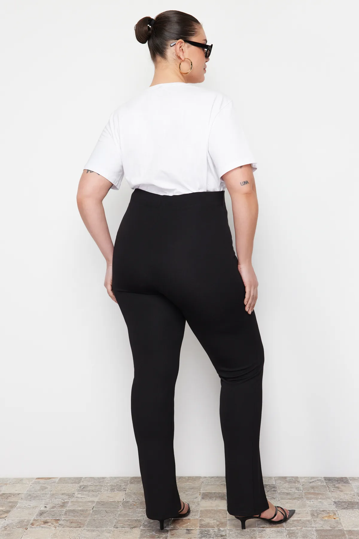 Trendyol Curve  Schwarze Strickhose mit Schlitz und hoher Taille TBBSS22PL00014