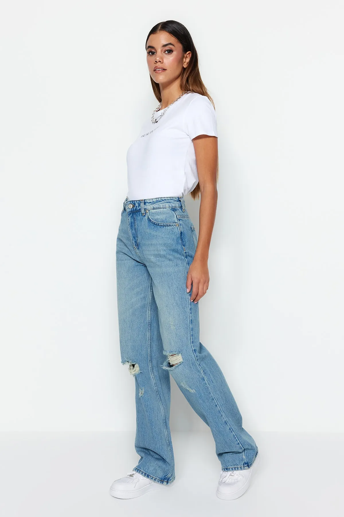 Trendyol Collection  Blaue, blasse Vintage-Jeans mit weitem Bein und Rissen, niedrige Taille, TWOSS23JE00102