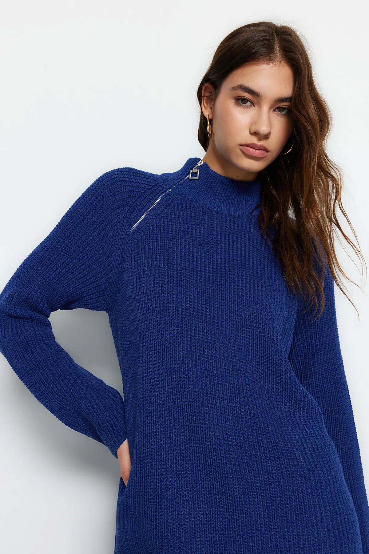 Trendyol Modest  Saks Stehkragen-Reißverschluss-Detaillierter Selanik-Strickpullover TCTAW24AK00139