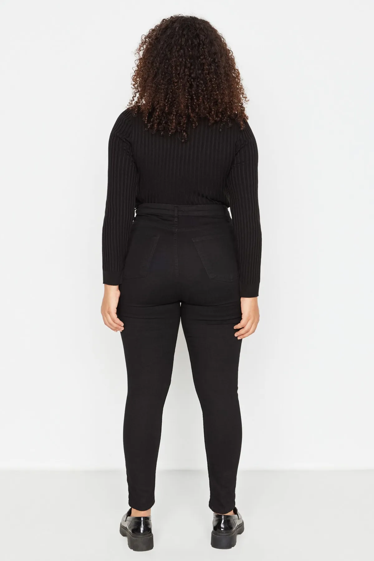 Trendyol Curve  Schwarze, lichtechte, flexible Skinny-Jeans mit hoher Taille TBBAW23CJ00061