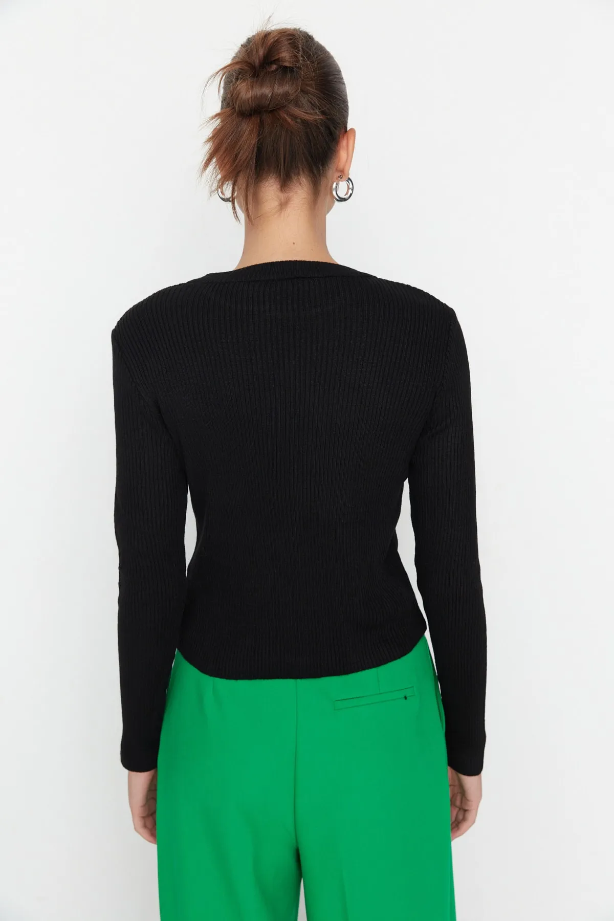 Trendyol Collection  Schwarzer Basic-Pullover aus schnurgebundenem Strick TWOAW22KZ1708