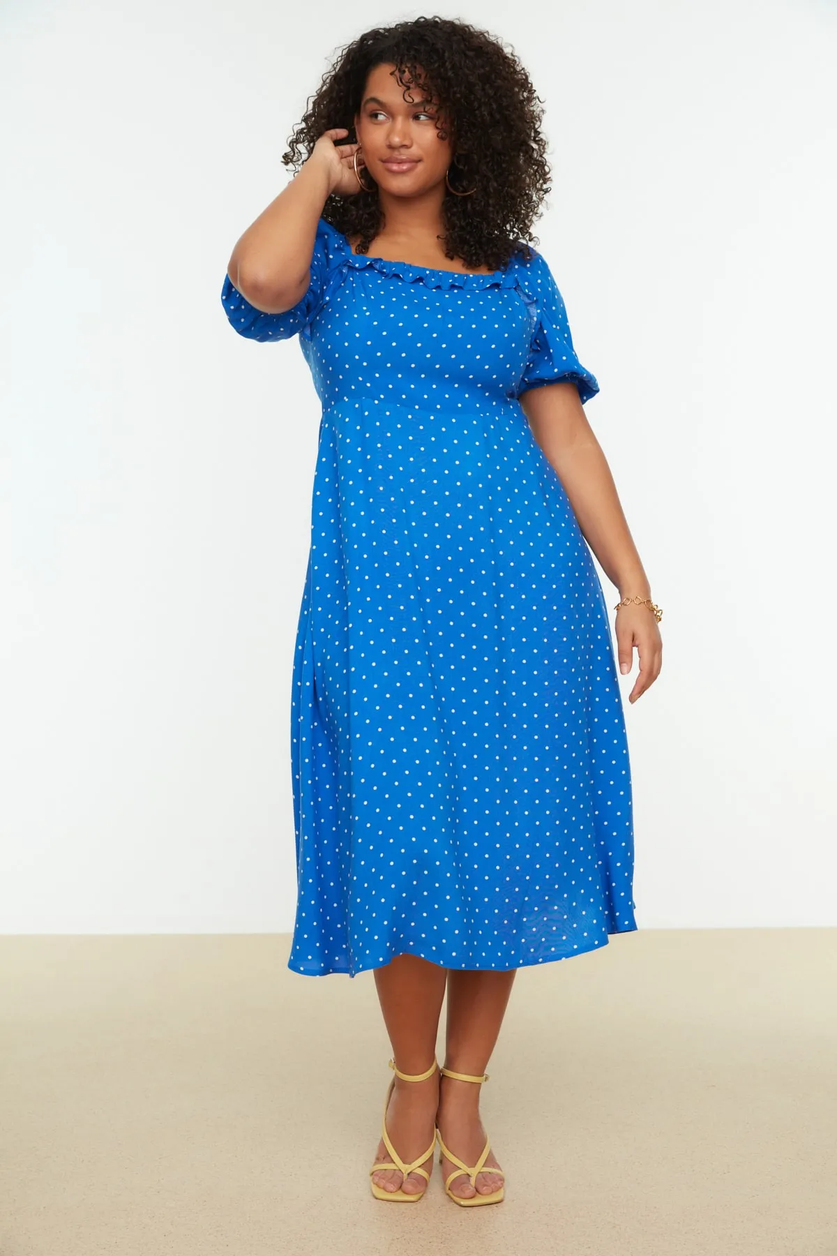 Trendyol Curve  Blaues, gepunktetes Webkleid TBSSS22EL1712