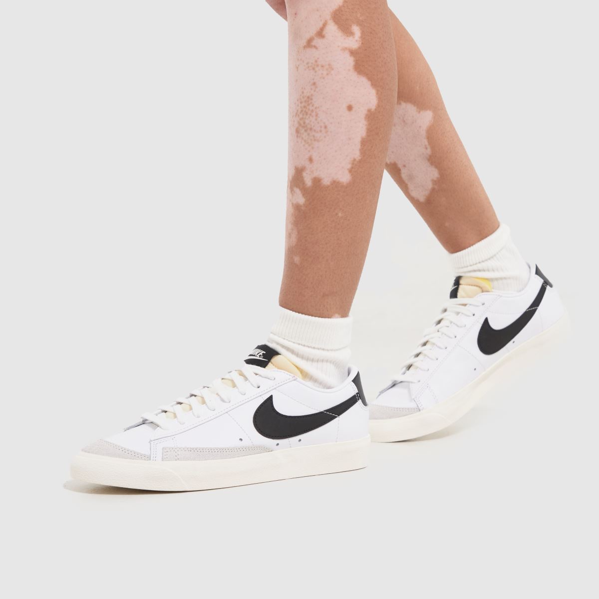 Nike Blazer låga träningsskor i vitt och svart