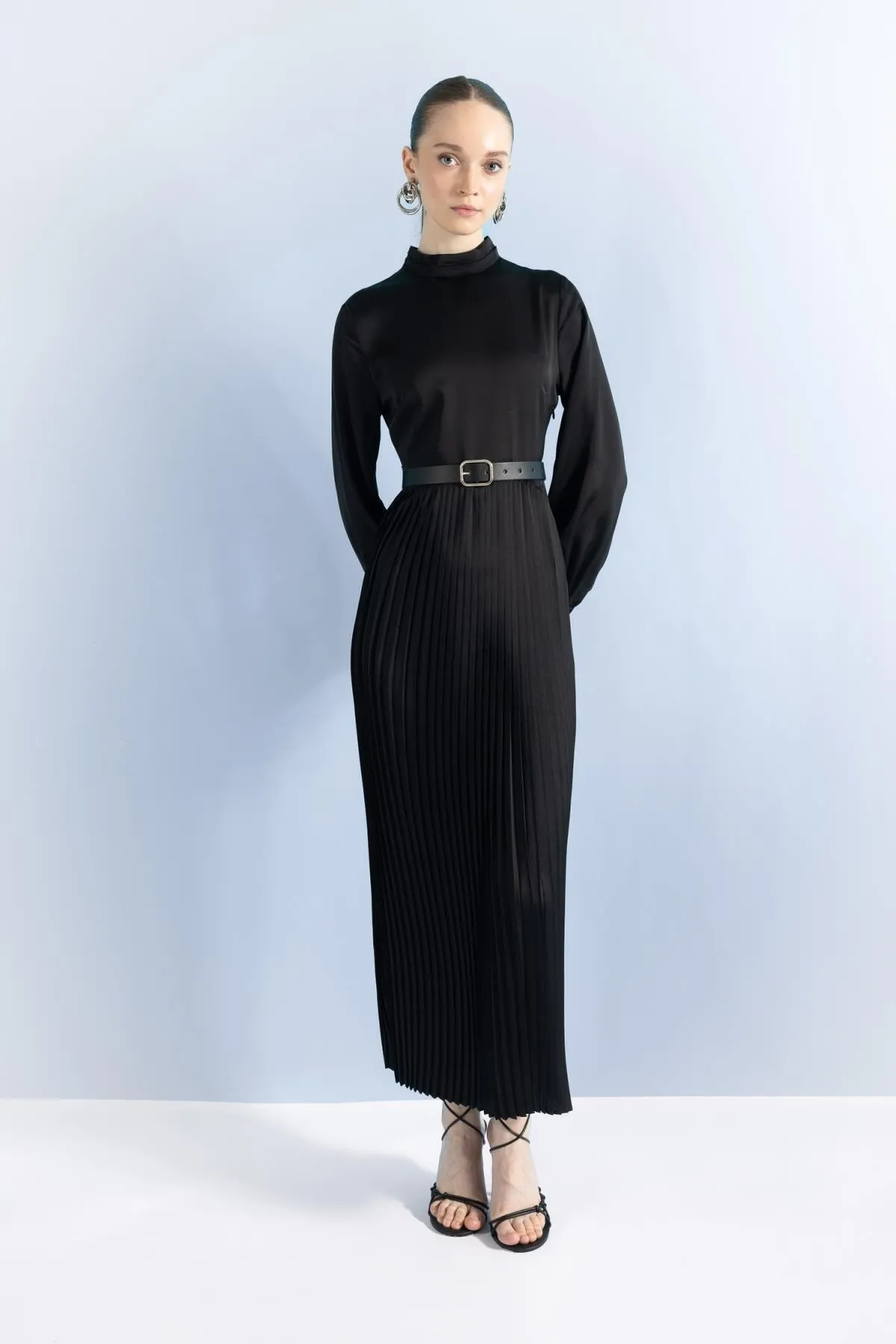 DeFacto  Langärmliges Kleid aus Satin mit plissiertem Hemdkragen und langen Ärmeln