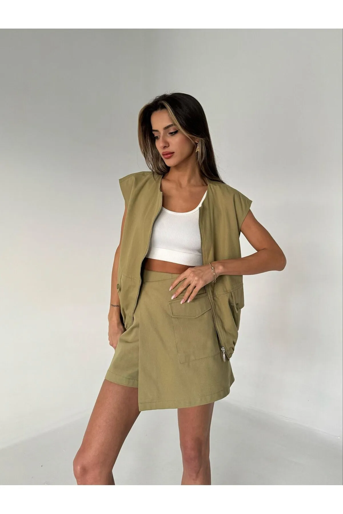 Laluvia  Grüner kurzer Rock aus 100 % Baumwollgabardine