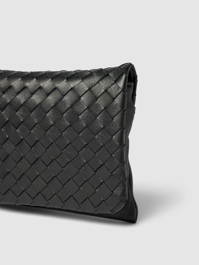 Clutch mit strukturierter Oberfläche Modell 'Piuma Weaving' in schwarz