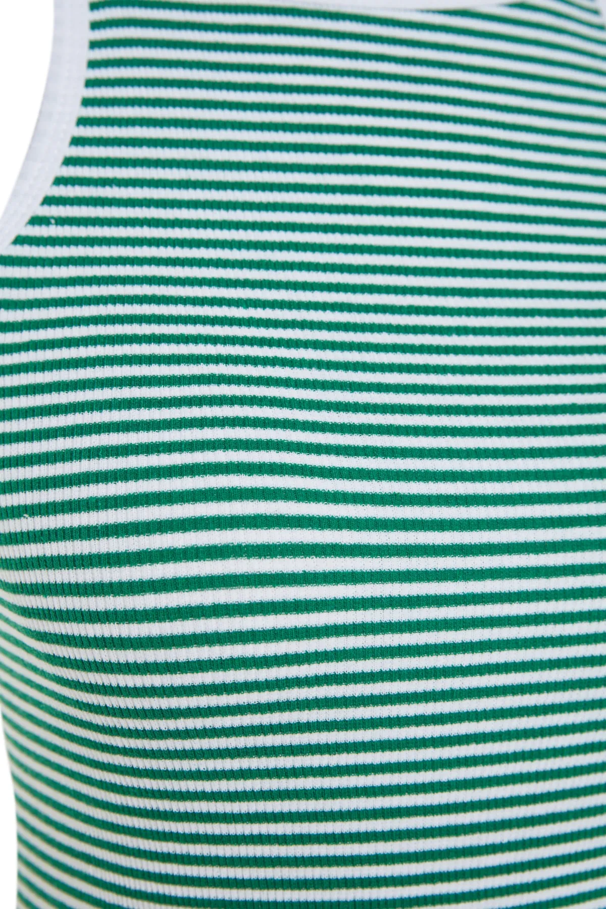 Trendyol Collection  Grün gestreiftes, figurbetontes Neckholder-Midikleid mit geripptem Stretch-Strick TWOSS23EL00356