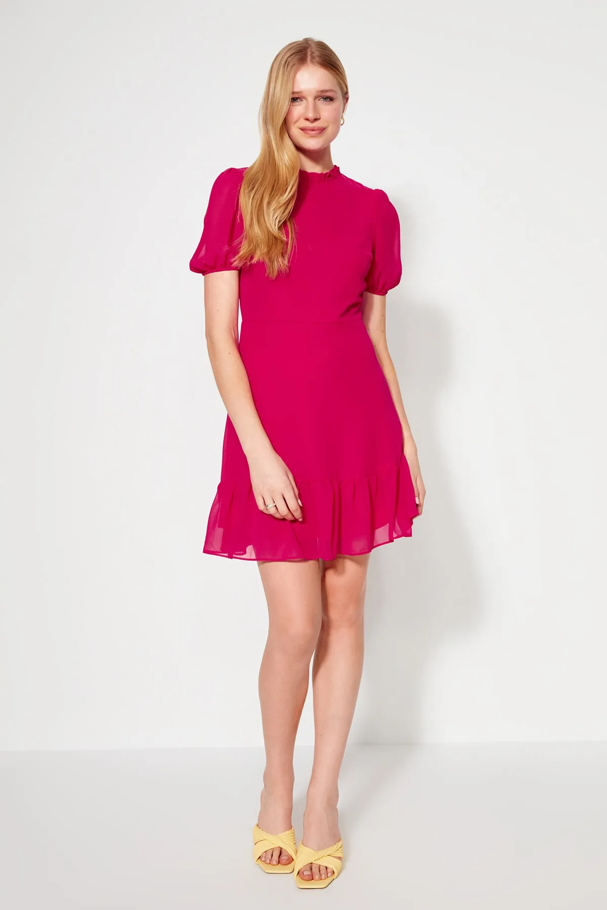 Trendyol Collection  Gewebtes Kleid mit Volant in Fuchsia TWOSS23EL00520