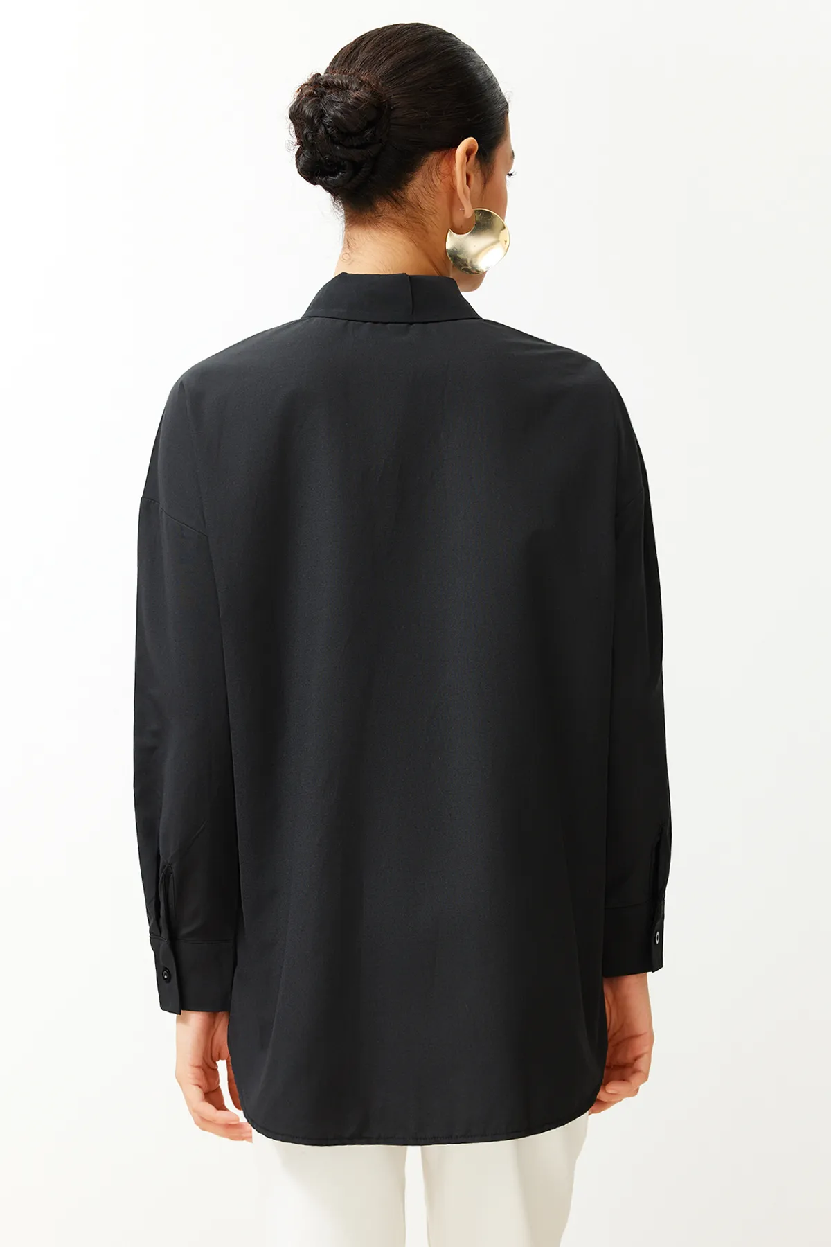 Trendyol Modest  Schwarzes Hemd aus gewebter Baumwolle mit Knöpfen und Details TCTSS24TG00054