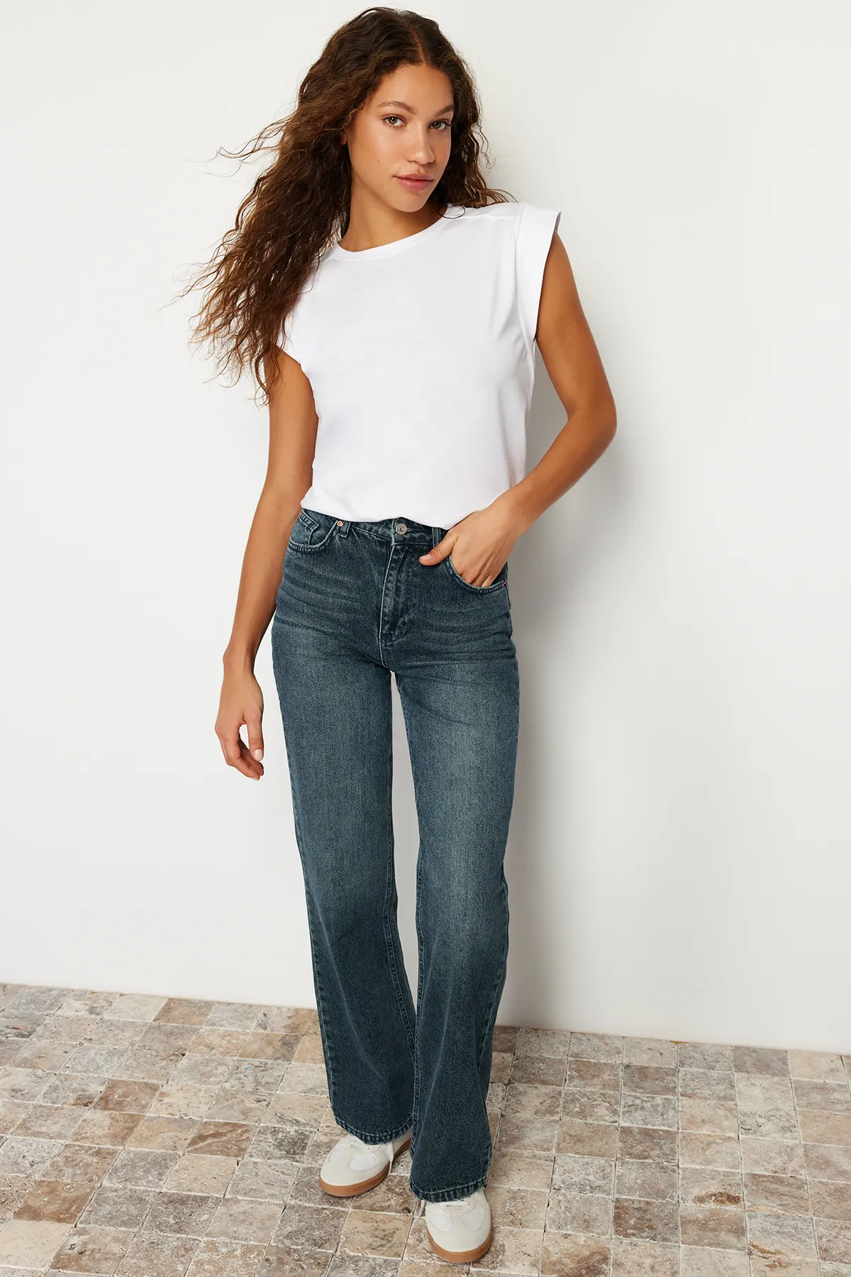 Trendyol Collection  Weißes, geripptes, detailliertes Basic-Strick-T-Shirt mit Mondärmeln TWOSS24TS00008