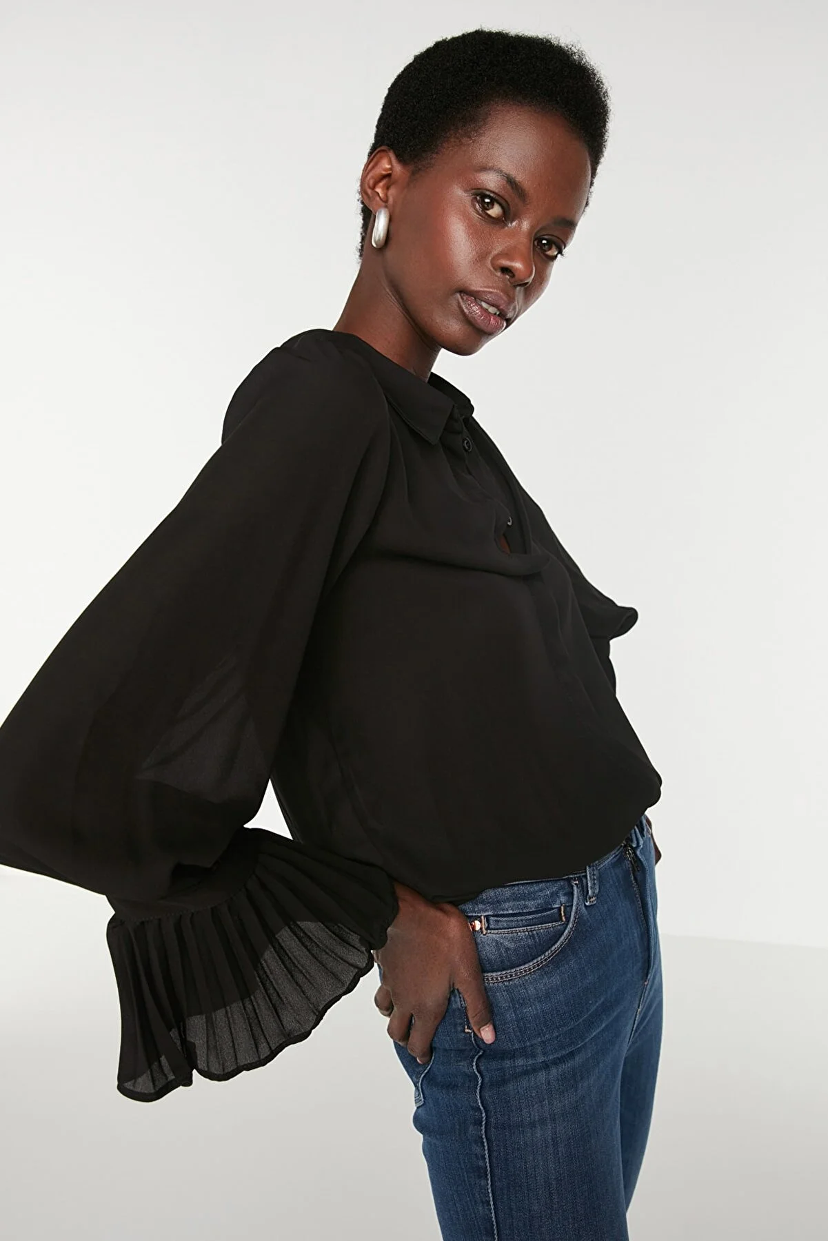 Trendyol Collection  Schwarzes gewebtes Hemd mit spanischen Ärmeln - Regular Fit TWOAW22GO0487