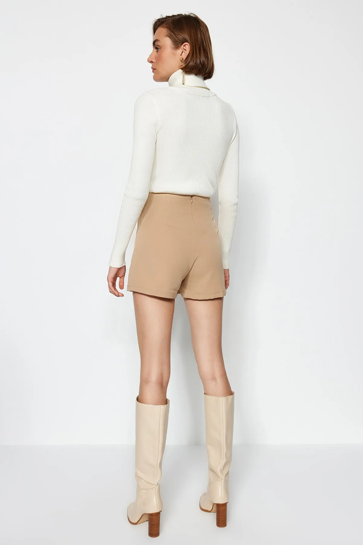Trendyol Collection  Gewebter Shortsrock mit Nerzkette und Batteriedetail TWOAW23SR00041